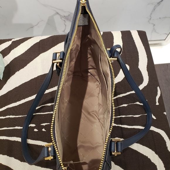 Michael Kors Charlotte Large Tote - Picture 7 of 8